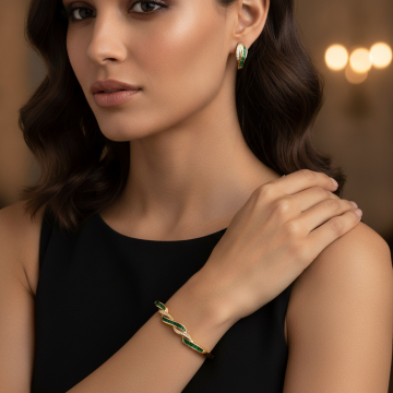 Set- Armreif und Ohrringe mit Smaragden, Brillanten und Zirkonia