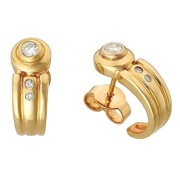 Ohrstecker aus 14-karätigem Gelbgold. Ein rundes Element mit einer Halbcreole fasst jeweils einen Brillanten in Zargenfassung. Direkt darunter sind jeweils 2 zusätzliche kleine Brillanten eingearbeitet.