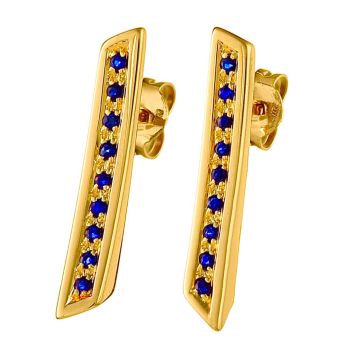 Ohrstecker in 14-karätigem Gelbgold. Die schlichten stabförmigen Elemente werden durch die jeweils 9 aneinandergereiht gefassten Saphire in Szene gesetzt.
Seitlich gesehen laufen die Ohrstecker konisch zu und werden nach unten hin breiter. 