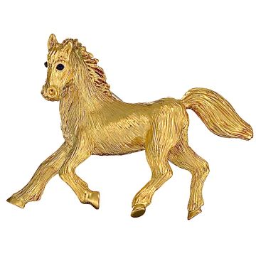 Halbplastisch ausgearbeitetes trabendes Pferd aus 750er Gelbgold als Brosche mit ausgearbeiteter Fellstruktur, wehendem Schweif und Mähne sowie zwei kleinen runden Saphir-Cabochons als Augen