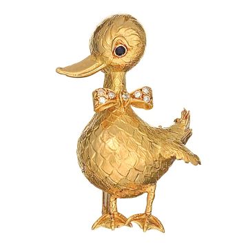 Halbplastisch ausgearbeitete Ente als Brosche aus 750er Gelbgold mit blauem Saphir als Auge, diamantbesetzter Schleife und fein strukturiertem Federkleid