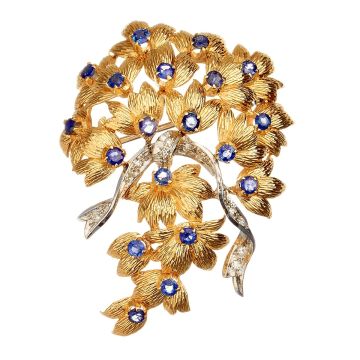 Vintage-Brosche in 14-karätigem Gold. Eine Art Blumenbouquet mit einer Schleife stellt dieses traumhaft schöne Schmuckstück dar. Saphire zieren die Blüten, Diamanten die Schleife in Weißgold.