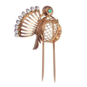 Anstecknadel in 18-karätigem Gelbgold in Form eines Pfaues. Mit 9 Diamanten besetzt, die an den Flügelspitzen thronen. Ein kleiner Smaragd ziert das Auge des Pfaues. 