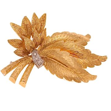 Vintage-Brosche der 1950er Jahre.
Cocktail-Brosche halbplastisch gearbeitet als Blätter-Bouquet mit naturalistisch ausgeführter Strukturgravur der Blattoberfläche, die ein abwechslungsreiches Lichtspiel schafft zusammen mit dem diamantbesetzten rhodinier