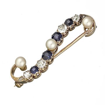 Elegant geschwungene Anstecknadel, ein Vorläufer des Jugendstils. Die Nadel ist besetzt mit 4 Altschliff-Diamanten von ges. 1,20 ct, 4 Saphiren und 3 Süßwasserperlen. Zusätzlich befinden sich 2 kleine Diamantrosen in den Rundungen der S-förmigen Nadel. 