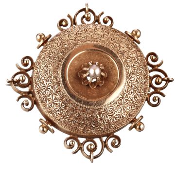 Antike Brosche aus der Biedermeierzeit in 585er Rotgold. Der flächige, runde Teil der Brosche ist gewölbt, gemustert und hat mittig eine kleine Flussperle in Krappenfassung. 

