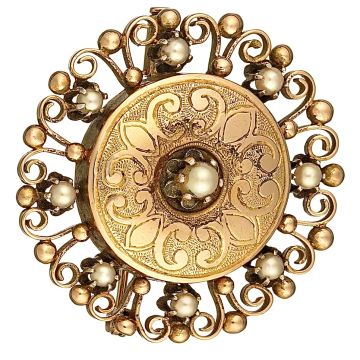Jugendstil-Brosche mittig flächig umrandet von einer filigran gearbeiteten Ranke, die von kleinen Naturperlen geziert wird.
Die Fassungen der Perlen sind in Weißgold gehalten.

