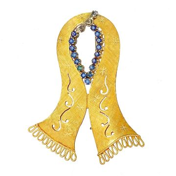 Interessant gestaltete Brosche in Form eines Schals mit Musterungen und sehr filigran gearbeiteten Details. Mit 16 Saphiren und 3 Diamanten in weißgoldener Fassung. 