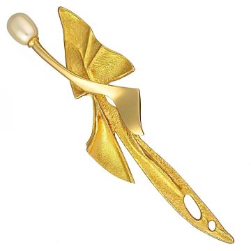 Elegante Anstecknadel der Firma „Lapponia“. Einige Teile sind mattiert, andere hochglanzpoliert und teilweise ist eine Ziselierung zu erkennen. Am Endstück der Nadel befindet sich eine Zuchtperle.