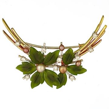 Florale Brosche mit Blüten aus grünem Achat. Rechts und links der Blüten ragen Ranken aus 18 karätigem Gelbgold hervor. Die Blüten sind besetzt mit 5 Zuchtperlen in unterschiedlichen Farben. Das Schmuckstück trägt außerdem 10 in weißgoldenen Krappenfassun