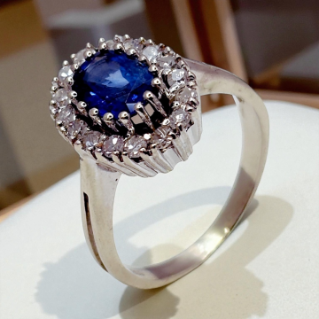 Weißgoldener Damenring mit Saphir und Brillanten