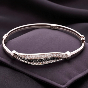 Weißgoldener Armreif mit schwarzen und weißen Diamanten