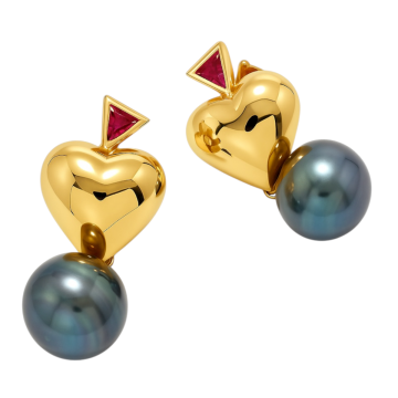 Feine Ohrstecker mit dunklen Perlen