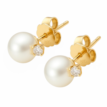 Ohrstecker in 14-karätigem Gelbgold. Schauseitig tragen diese jeweils eine Zuchtperle mit hellem Lüster und direkt darunter einen Brillanten in Krappenfassung. 