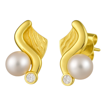 Ohrstecker mit jeweils einer Zuchtperle und einem Diamant in Zargenfassung, der sich am Endstück der geschwungenen Linie befindet. Ein kleineres flächiges Stück rechts direkt neben der Linie, etwas zurückgesetzt, ist satiniert und wellenartig gemustert. 