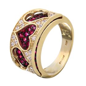 Ausgefallener Ring aus 14-karätigem Gelbgold. Die Schauseite ist aus einer doppelten Ringschiene gefertigt. Der obere Teil verfügt über 3 durchbrochene herzförmige Formen, welche umgeben von insgesamt 17 Zirkonia sind.
