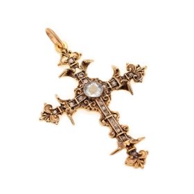 Anhänger in Form eines Kreuzes in 14-karätigem Gelbgold. 17 Altschliffdiamanten sowie mittig ein Bergkristall zieren das Kreuz mittig.