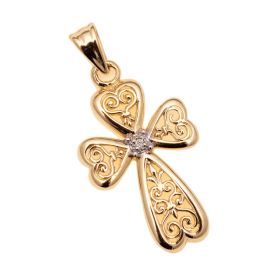 Kreuzanhänger in 14-karätigem Gold mit herzförmigen, durchbrochenen Musterungen.  Mittig ist in einer weißgoldenen Fassung ein kleiner Diamant eingearbeitet. 