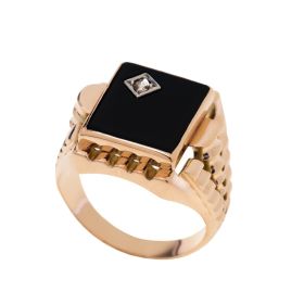 Rotgoldener Vintage-Ring für Herren in 585er Gold. 
Der Ringkopf fasst einen Onyxstein, der wiederum einen Altschliffdiamanten in kantiger Weißgoldfassung trägt.