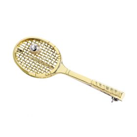 Nadel in 750er Gold in Form eines Tennisschlägers mit aufliegendem Tennisball, der einen in Weißgold gefassten 0,04 ct Brillanten trägt. 