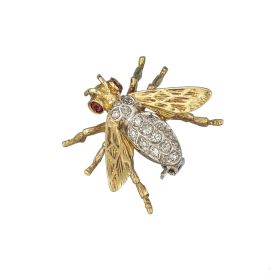Brosche in Form einer kleinen Biene in 18-karätigem Gold.
Detailgetreu gearbeitet. 
2 Rubine ersetzen die Augen und der Rücken ist in Weißgold gehalten, komplett besetzt mit Diamanten.