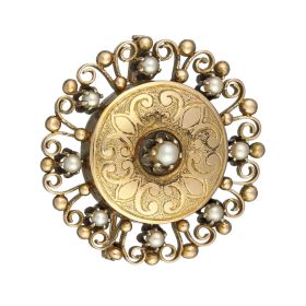 Jugendstil-Brosche mittig flächig umrandet von einer filigran gearbeiteten Ranke, die von kleinen Naturperlen geziert wird.
Die Fassungen der Perlen sind in Weißgold gehalten.

