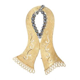 Interessant gestaltete Brosche in Form eines Schals mit Musterungen und sehr filigran gearbeiteten Details. Mit 16 Saphiren und 3 Diamanten in weißgoldener Fassung. 