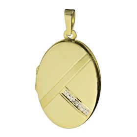 Amulett zum Öffnen in 8-karätigem Gelbgold. Schauseitig ist der ovale Anhänger mit einer diagonalen mattierten Linie verziert. Auf einer 2. Linie ist mittig ein kleiner Brillant gefasst. Dieser ist weißgold unterlegt. Im Inneren des Amuletts können 2 klei