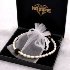 Elegante Perlenkette mit Lavakugel