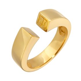 Jette Joop Designer Ring in 18-karätigem Gelbgold. Die mittig geteilte Ringschiene hat abgeflachte Quadrat. Auf der einen Seite sind die Buchstaben „JJ“ ziseliert eingearbeitet. 