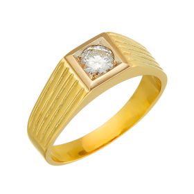 Herrenring aus 14-karätigem Gold. Die schauseitig reliefierte Ringschiene ist mittig durch ein weißgoldenes Quadrat mit einem Brillanten unterbrochen. 