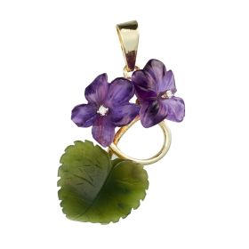 Anhänger, der mit Blüten und Blättern aus grünem und violettem Achat gearbeitet ist. Mittig der Blüten ist jeweils ein kleiner Zirkonia gefasst.