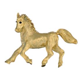 Halbplastisch ausgearbeitetes trabendes Pferd aus 750er Gelbgold als Brosche mit ausgearbeiteter Fellstruktur, wehendem Schweif und Mähne sowie zwei kleinen runden Saphir-Cabochons als Augen
