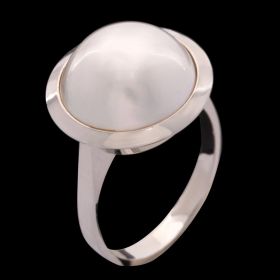 Weißgoldener Ring mit Mabé Perle
