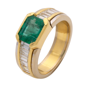 Traumhafter Damenring mit Smaragd und Diamanten im Baguetteschliff