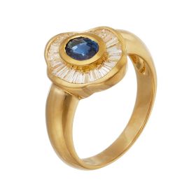 Diamant-Saphir-Ring in 18-karätigem Gold in massiver Ausführung. Im Zentrum besetzt mit einem blauen Saphir in facettiertem Ovalschliff. Entouriert von 25 Diamanten. 