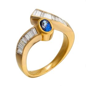 Saphir-Ring in 18 Karat Gelb- und Weißgold mit jeweils 11 und 14 Baguette-Diamanten, an einem Ende besetzt mit einem Saphir.