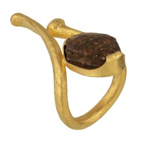 Extravaganter handgefertigter Ring in 900er Gelbgold. Er trägt einen Skarabäus gefasst.